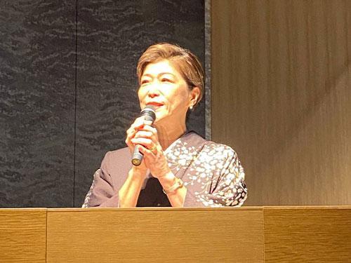 あいさつする佐藤知己社長